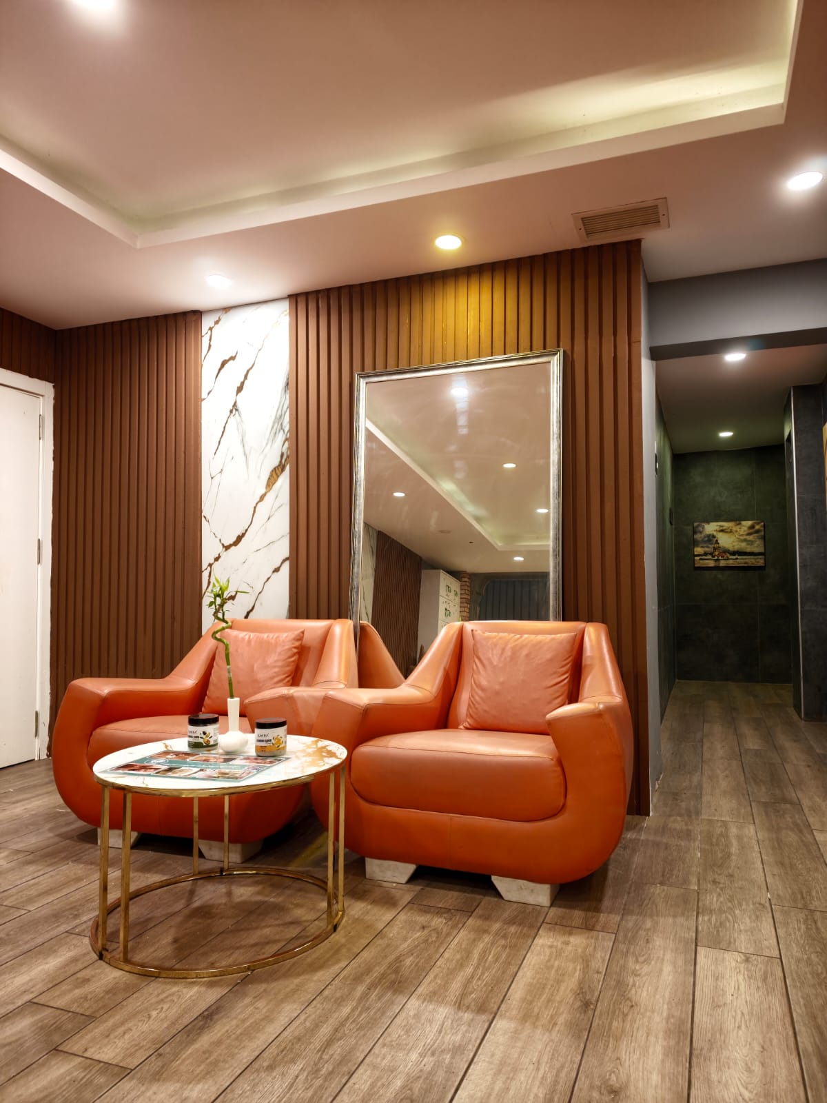Konforlu ve şık spa bekleme salonu